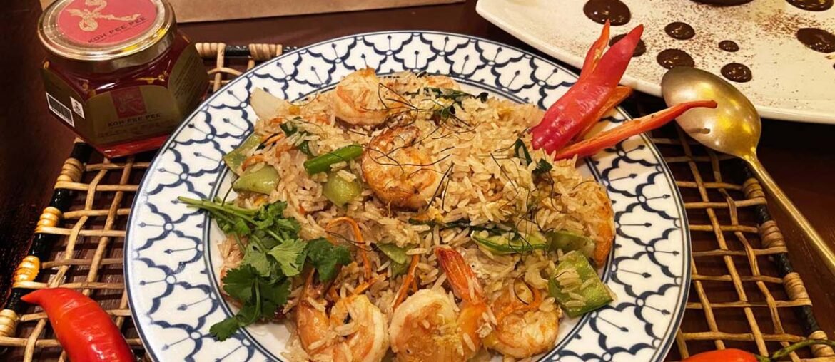 Khao Pad Goong é arroz frito com legumes e camarões