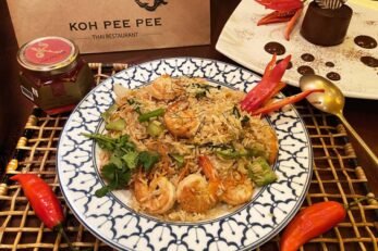 Khao Pad Goong é arroz frito com legumes e camarões