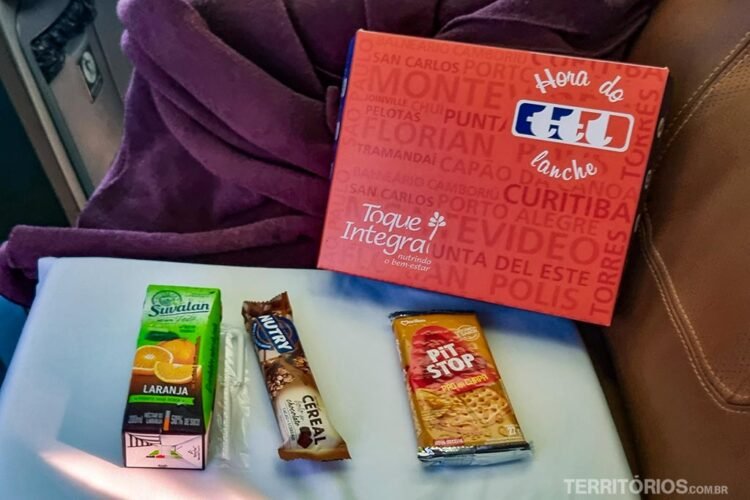 Uma caixa com comidas embaladas