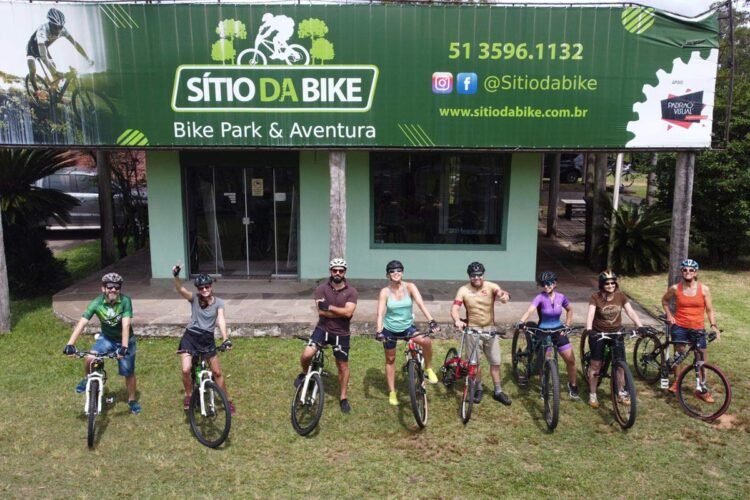 Ciclistas prontos para o passeio de bicicleta em Lomba Grande