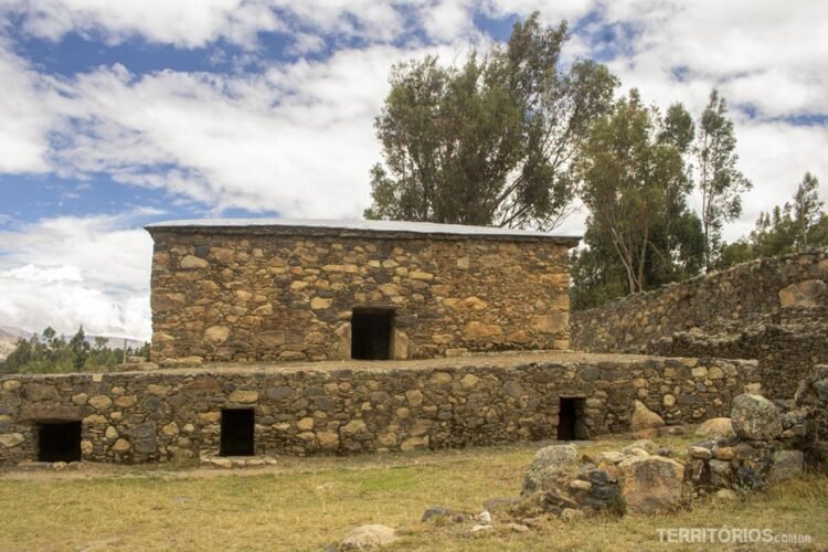 Ruínas de pedra pré-incas em Huaraz