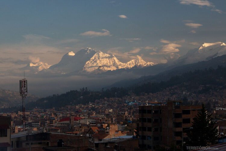 Vista para a cidade de Huaraz com montanha nevada ao fundo no Melhores fotos Peru