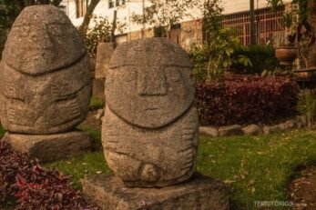 Esculturas de pedra em jardim