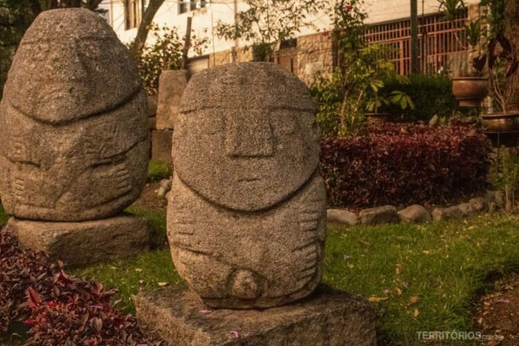 Esculturas de pedra em jardim