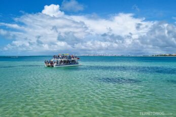 Barco no mar com vista para João Pessoa