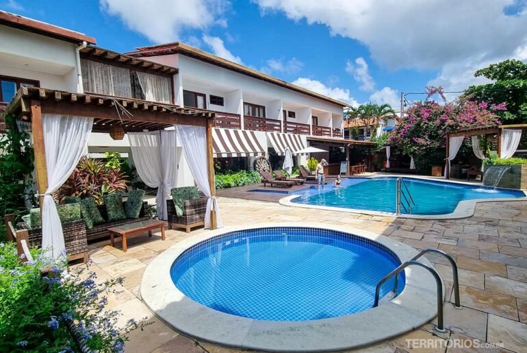 Pousada em Porto de Galinhas: melhor localização e experiência na Quatro Estações Pousada em Porto de Galinhas: piscinas, gazebo e jardim