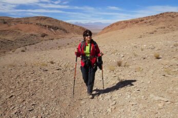 Mulher faz trilhas no deserto do Atacama