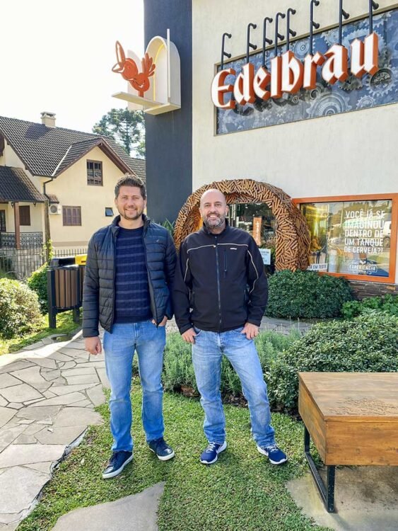 Dois homens em frente a cervejaria Edelbrau em Nova Petrópolis