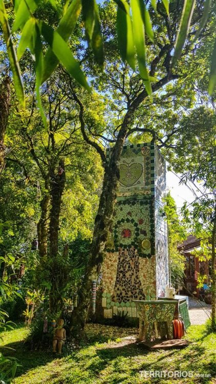 Torre de mosaico no meio do bosque é banheiro