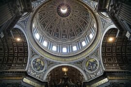 Cúpula interna de igreja no Vaticano