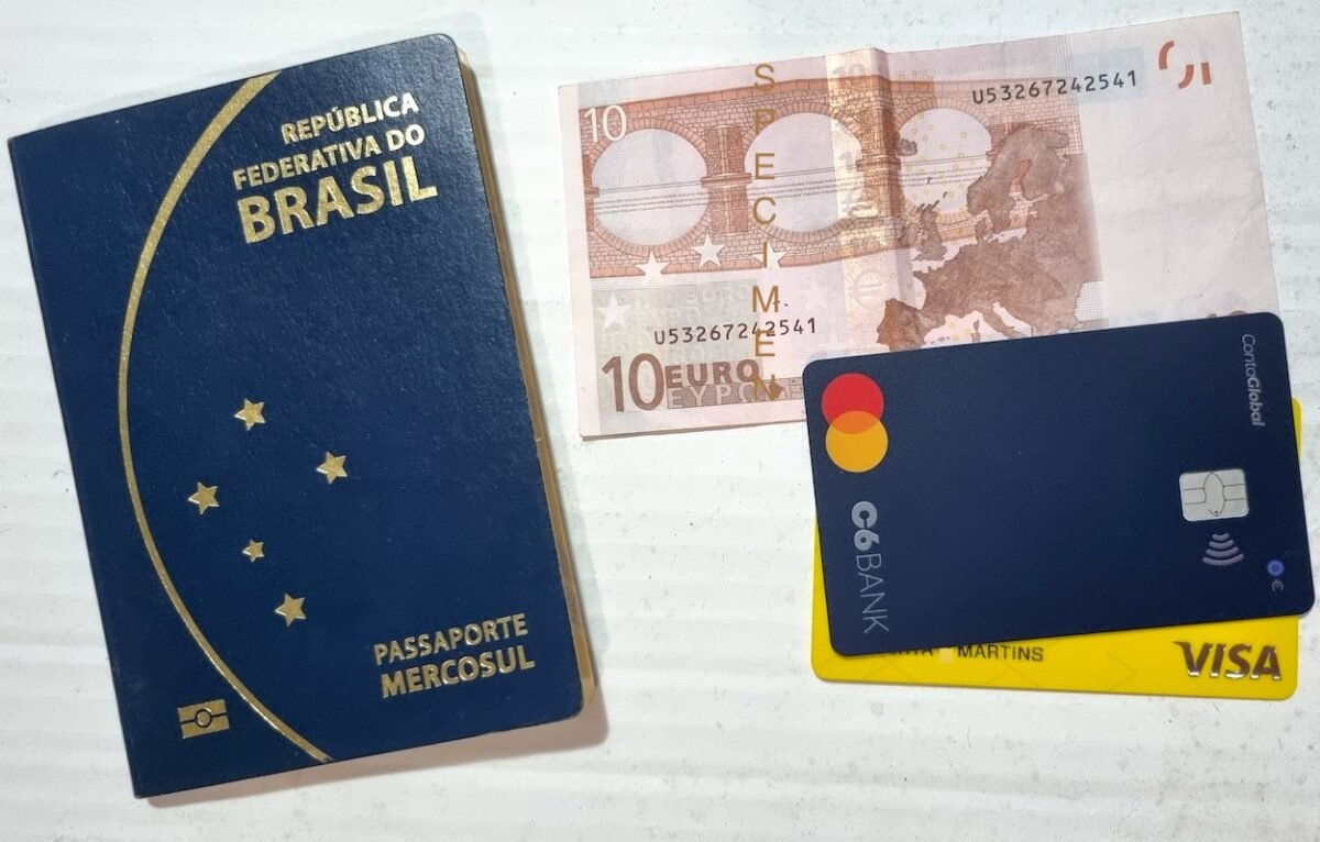 Passaporte brasileiro, nota de 10 euros e dois cartões de débito e crédito