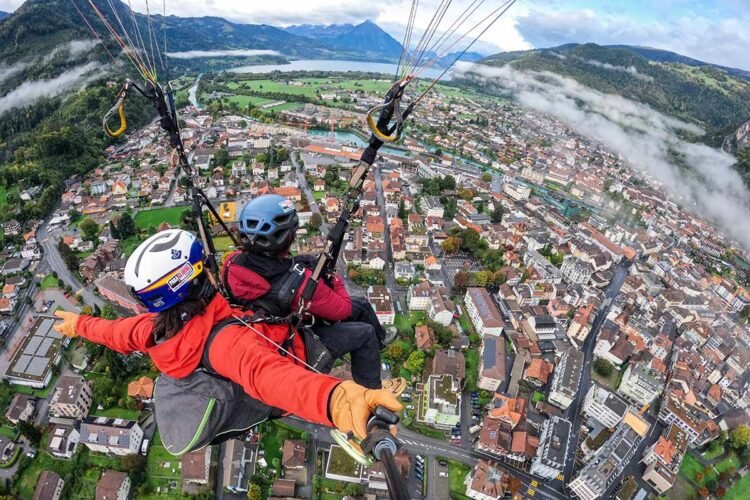 Vistas panorâmicas de Interlaken e dá para entender o nome da cidade: "Entre os Lagos" (em português).