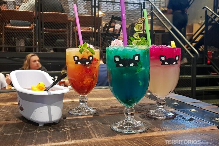Drinks coloridos em bar em Novo Hamburgo