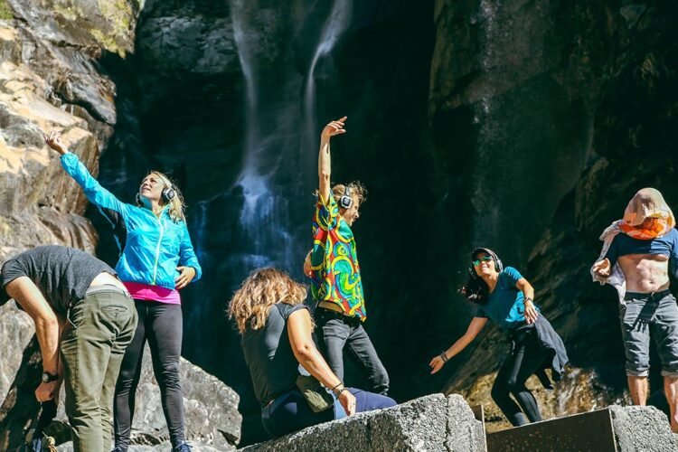 Experiência sensacional na Suíça: trilha + dança + cachoeira