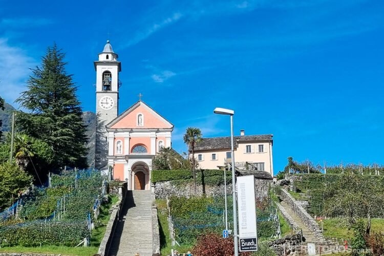 Igreja e escadaria em dia de céu azul 