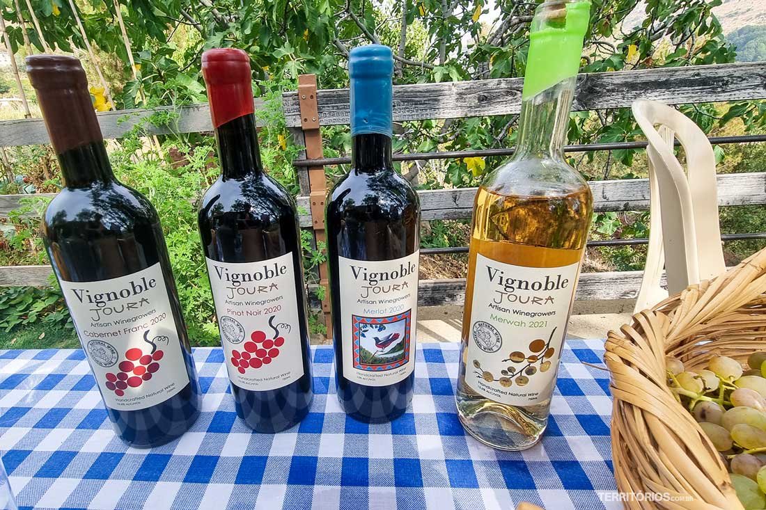 Quatro garrafas de vinho, bebida faz parte da culinária libanesa