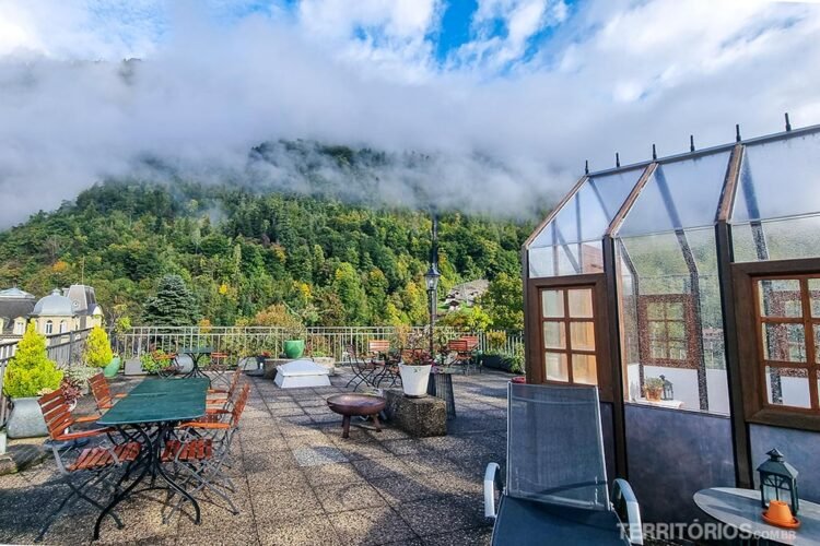 Casa de vidro em terraço com vista para as montanhas é opção para se hospedar na Suíça