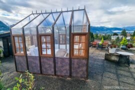 Casa de vidro em terraço com vista para as montanhas é opção para se hospedar na Suíça