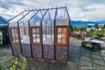 Casa de vidro em terraço com vista para as montanhas é opção para se hospedar na Suíça