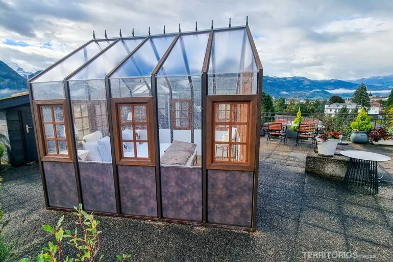 Onde se hospedar na Suíça com dicas para economizar Casa de vidro em terraço com vista para as montanhas é opção para se hospedar na Suíça