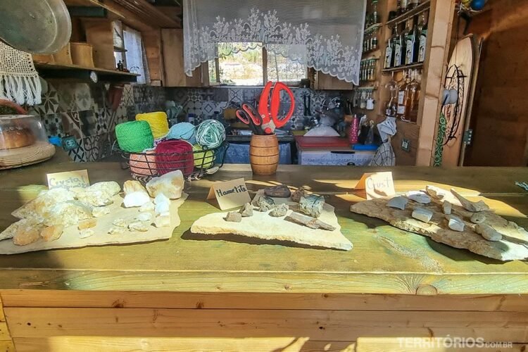 Mesa com pedras e ferramentas para artesanato