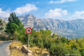 Pedaço de uma estrada com placa de sinalização leva para uma montanha, Monte Líbanoåç