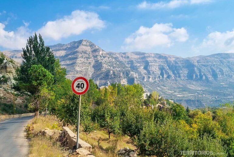 Pedaço de uma estrada com placa de sinalização leva para uma montanha, Monte Líbanoåç