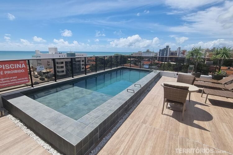 Terraço com piscina em flat de João Pessoa