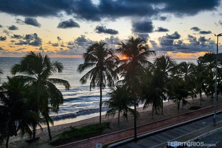 Nascer do sol em João Pessoa, onde as primeiras luzes tocam o continente americano