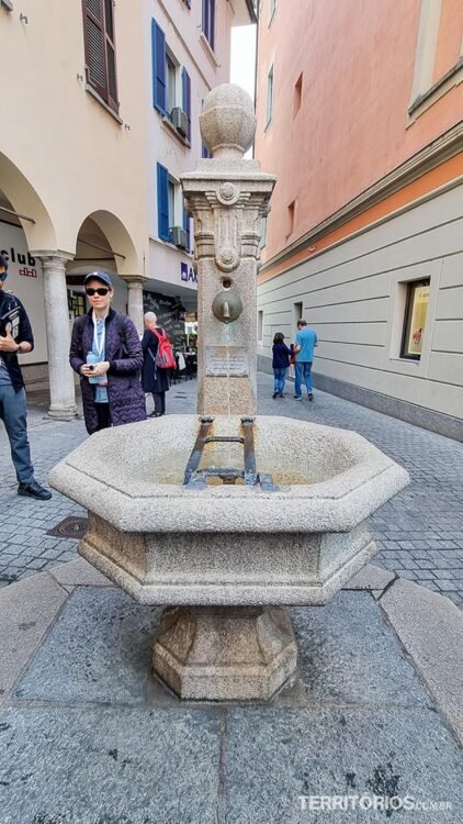 Fonte de pedra entre prédios históricos de Lugano
