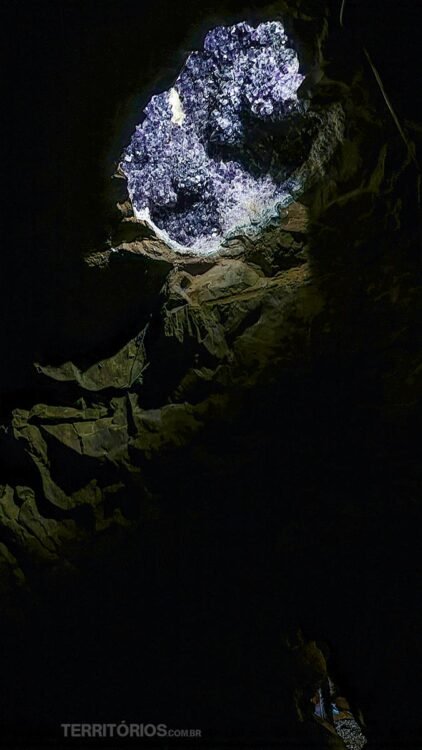 Geodo de ametista no interior de uma caverna no norte do Uruguai