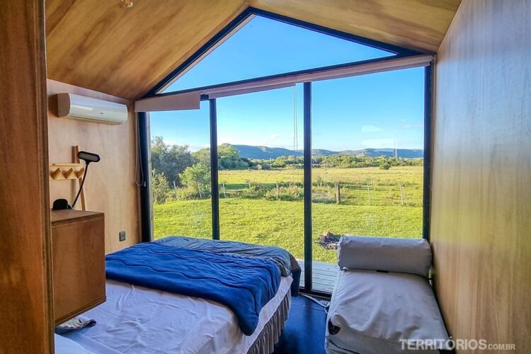 Cabana com parede de vidro e vista para as montanhas do norte do Uruguai