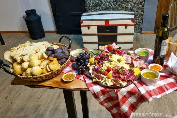 Mesa servida com frio, frutas e pães em pousada no norte do Uruguai