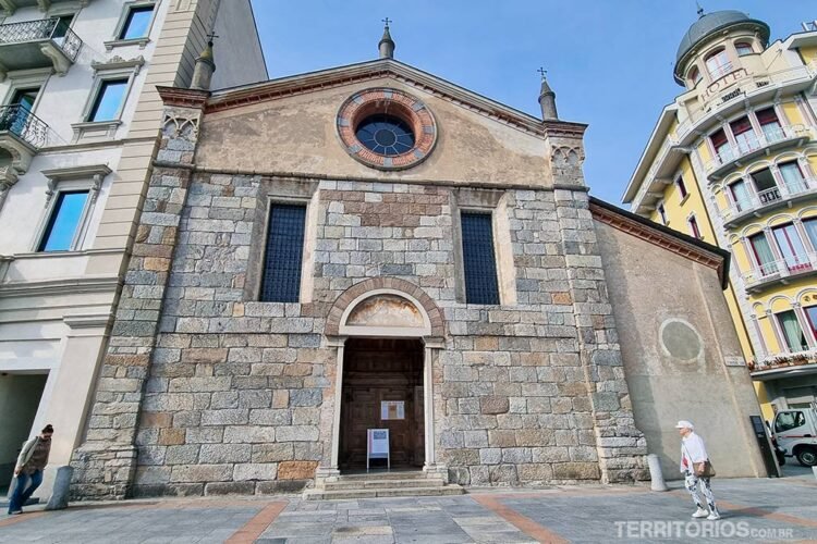 Fachada de igreja antiga de pedra em estilo romântico no centro de Lugano