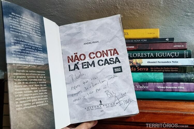 Livros de viagem, um aberto com autógrafo do autor