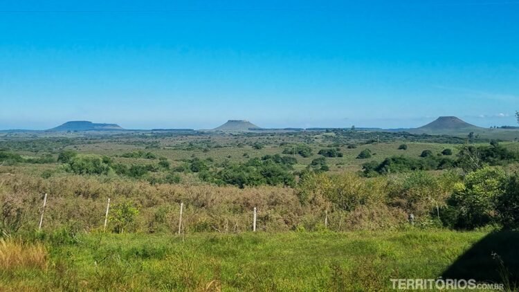 Planície verde com morros e céu azul é paisagem no norte do Uruguai