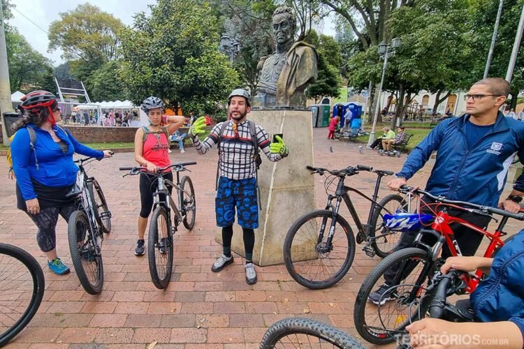 Pessoas em tour de bicicleta em Bogotá
