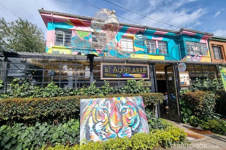 Casa com grafite e obras de arte no passeio de bicicleta em Bogotá