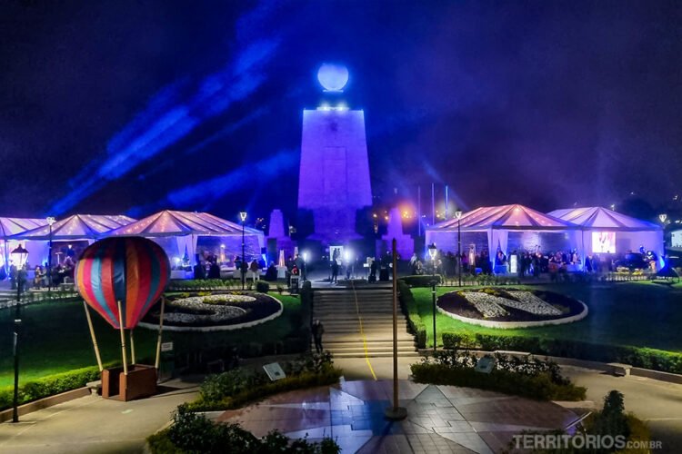Monumento para metade do mundo iluminado durante evento noturno