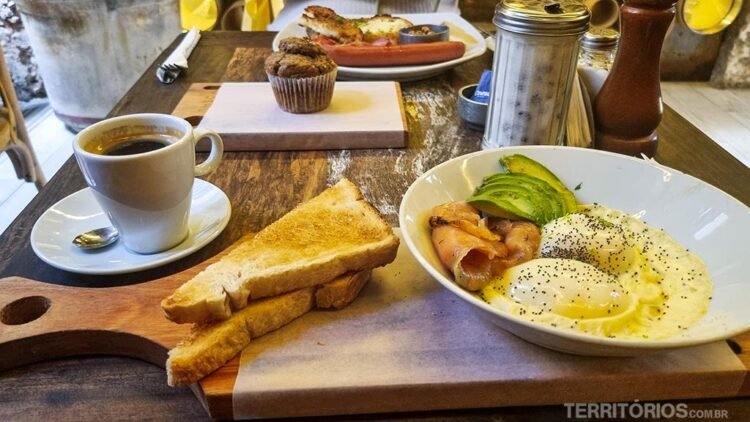 Tábua de madeira com café da manhã servido. Dicas de onde comer em Buenos Aires