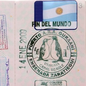 Adesivo com bandeira da Argentina e carimbo turístico de Ushuaia Fim del Mundo