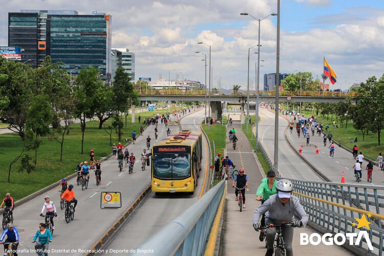 Espaço seguro para bicicleta em Bogotá