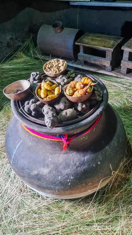 Tacho de ferro tapado, potes com diversos tipos de batatas em cima