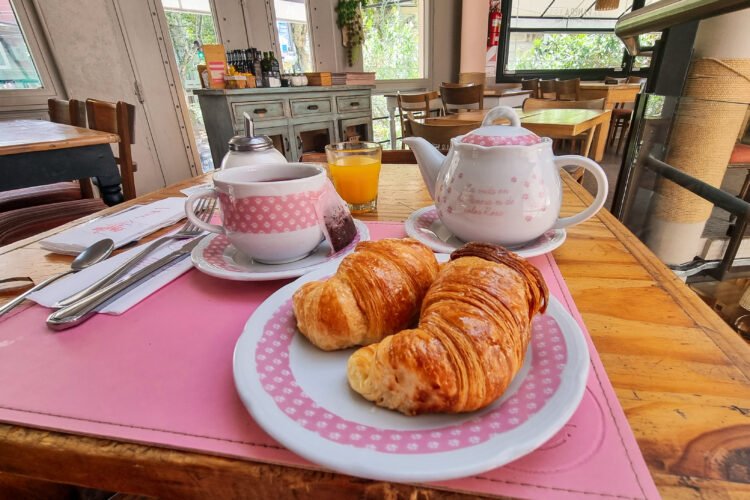 Jogo de louça branco e rosa servindo café da manhã. Dica de onde comer em Buenos Aires
