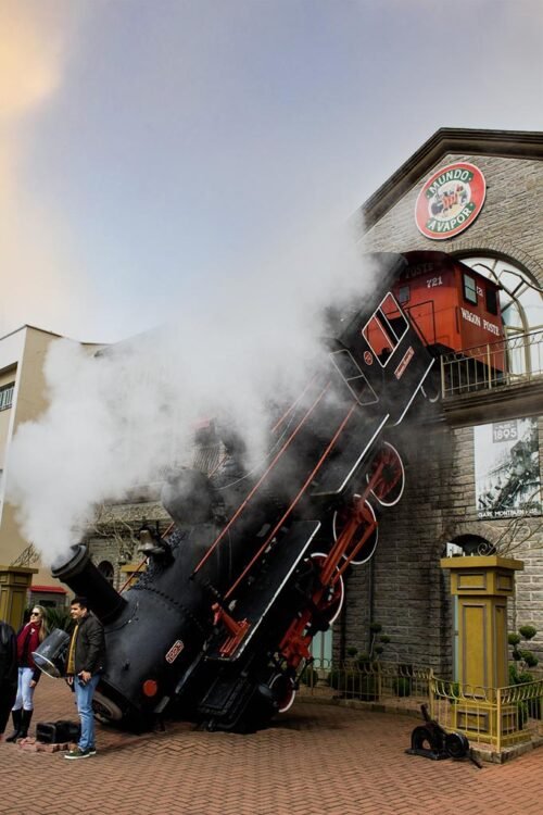 Fachada de museu com trem a vapor em Canela