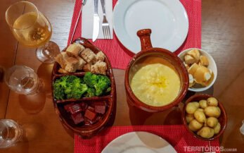 Mesa servida com fondue para duas pessoas