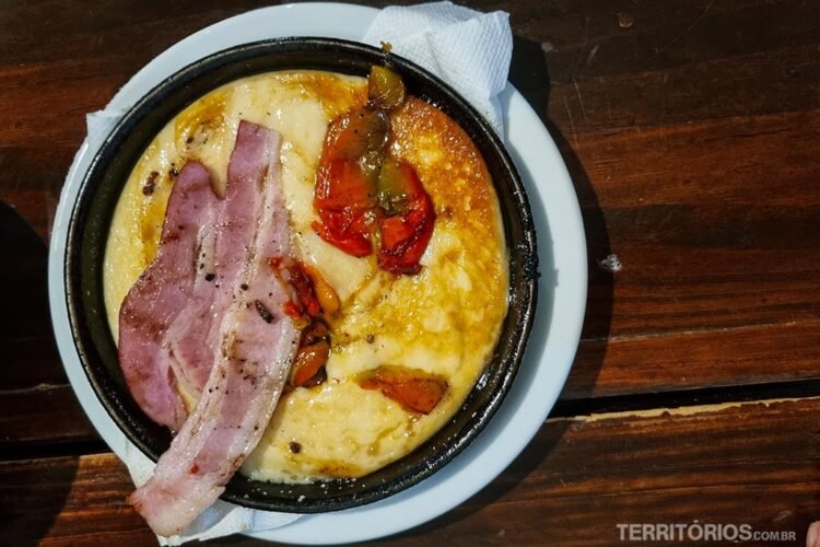 Prato servido com queijo, bacon e pimentão vermelho