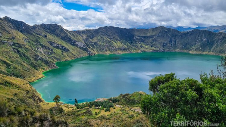 Lago cor de esmeralda na cratera do vulcão Quilotoa