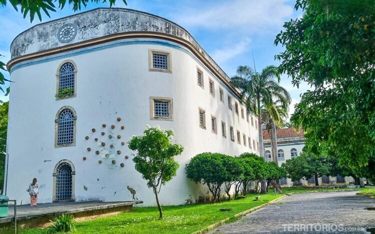 Prédio histórico de 3 andares em Recife com plantas ao redor