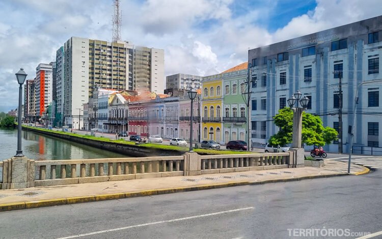 Ponte e rua de Recife com prédios históricos coloridos 